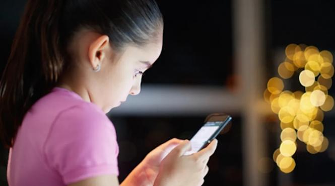 cadou otravit telefon mobil copii risc depresie obezitate insomnii