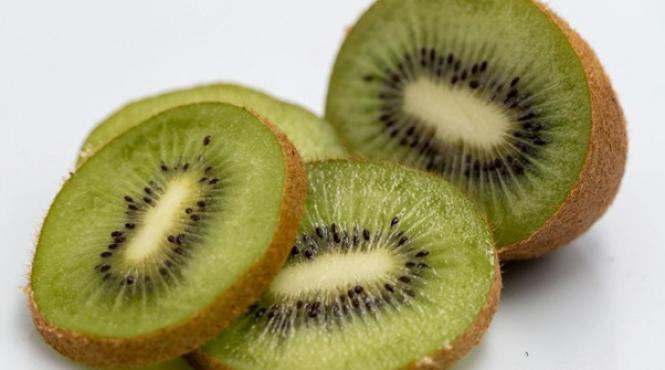 kiwi dermatolog natural imbunatateste productia colagen aspect pielii