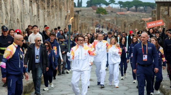 jackie chan flacara olimpica ruinele orasului pompeii