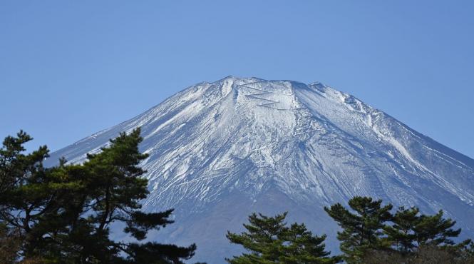 fenomen spectaculos japonia muntele fuji iluminat meteor