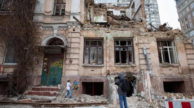 din bucha la ruinele kievului turism de razboi ucraina