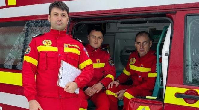 femeie nastere paramedici ambulanta smurd