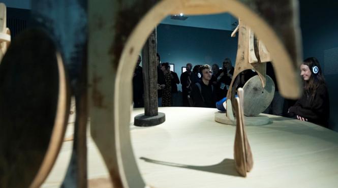 publicul polonez fascinat de fotografiile realizate de brancusi secvente filmate de brancusi si muzica live de wojtek kiwer la finisajul expozitiei brancusi sculptand cu lumina