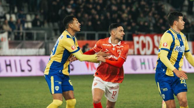 dinamo si petrolul egal pe arcul de triumf