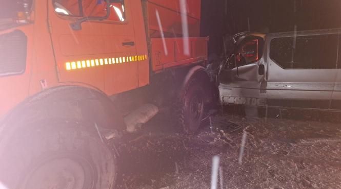 accident intre un utilaj de deszapezire si un microbuz cu 5 victime