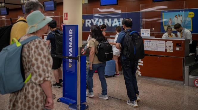 ryanair pasageri fara blugi avion recomandare controversa