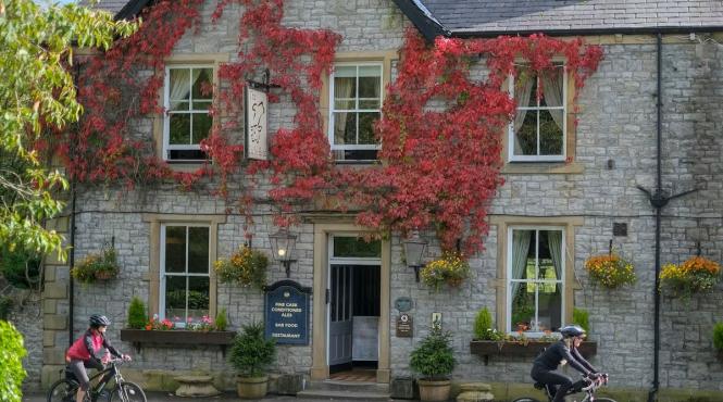 atractie turistica mic sat singura strada restaurant top