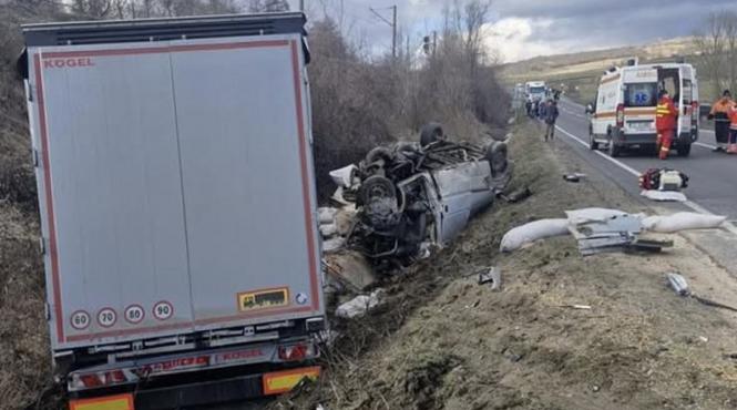 accident cumplit camion microbuz marfa trei morti