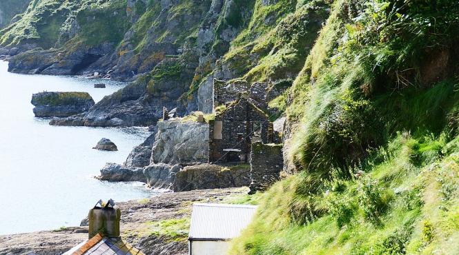 sat parasit o casa vacanta localitate abandonata peste noapte locuitori
