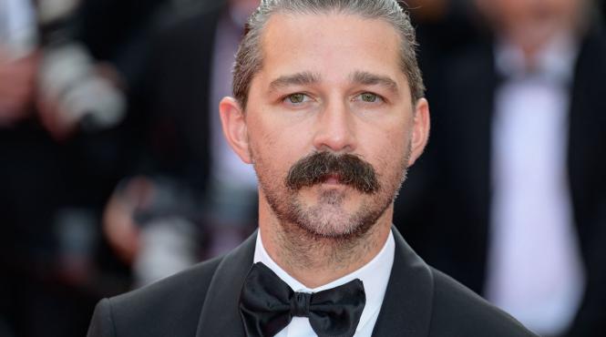 actorul shia labeouf insulte homofobe agresare clienti bar new orleans