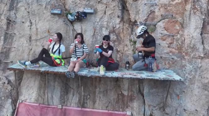 cea mai periculoasa cafenea lume clientii beau cafeau atarnati stanca