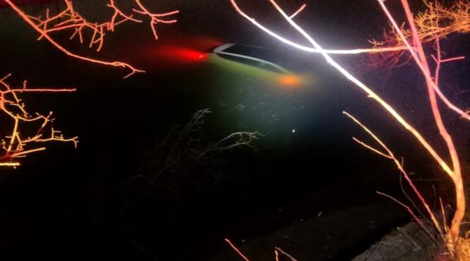 un sofer a sarit cu masina in apa de pe splaiul unirii glina