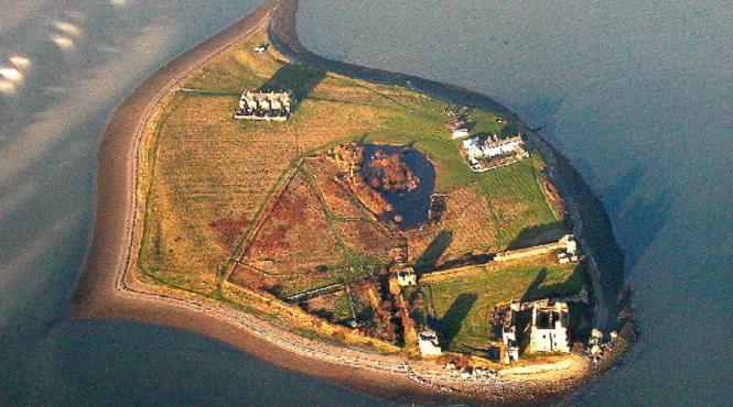 insula izolata fara nimic altceva decat ruinele unui castel istoric pub propriul rege