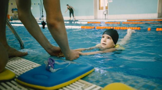 lectii gratuite inot copiii gradinite primele clase scoala primara