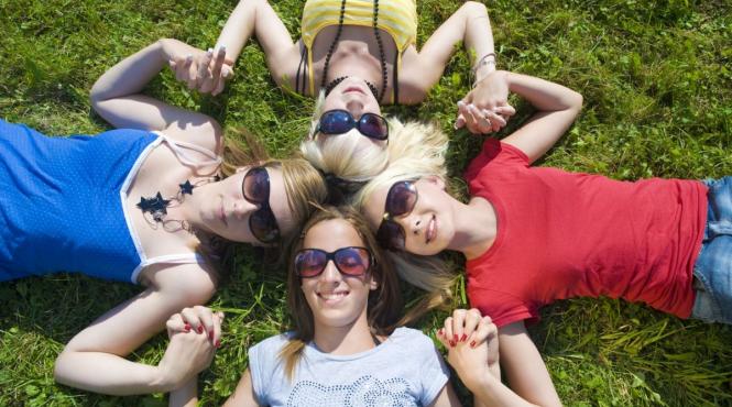 4 luni de nastere privesc lumea ochelari roz