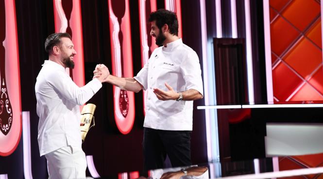 chefi la cutite lider de audienta chef richard i a oferit aseara cutitul de aur lui alexandru dodoaia diseara monica tatoiu vine la degustarea amuletei