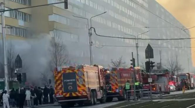 incendiu urias la parterul unui bloc din capitala pompierii incarca evacuarea locatarilor