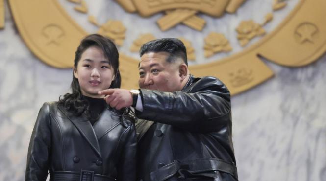kim jong un o initiaza pe fiica sa in testarea rachetelor balistice