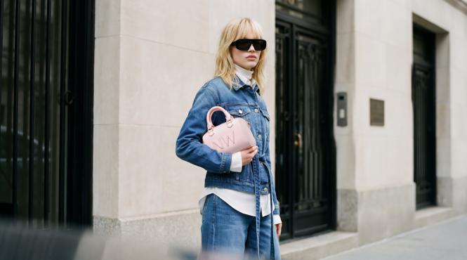 cum poti accesoriza o geaca de blugi pentru a obtine un stil feminin