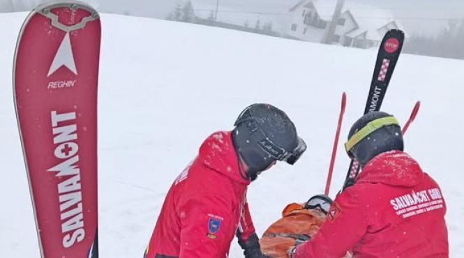 pericol alunecare munte gheata trasee echipament