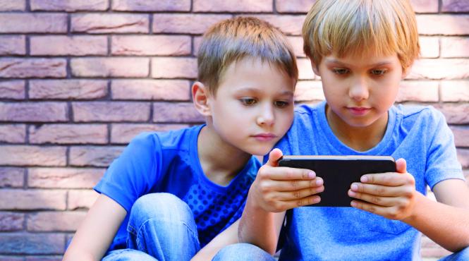 sase din 10 copii mesaje caracter sexual internet