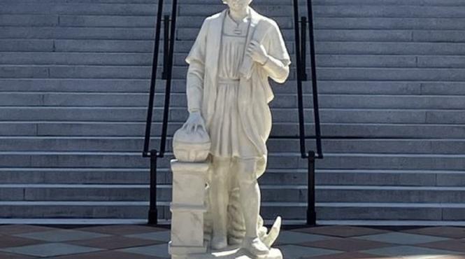 statuia columb langa casa alba