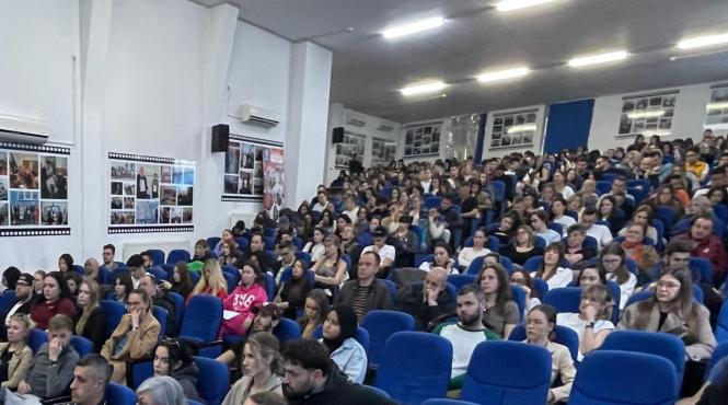 romania tot mai vulnerabila in fata drogurilor realitatea dura a fenomenului prezentata la arad in cadrul campaniei constient nu dependent