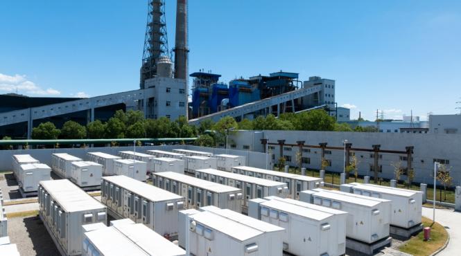 cum se poate optimiza eficienta energetica a cladirilor comerciale cu ajutorul bateriilor de stocare