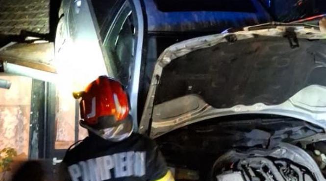 o masina a aterizat pe acoperisul unei case din prahova