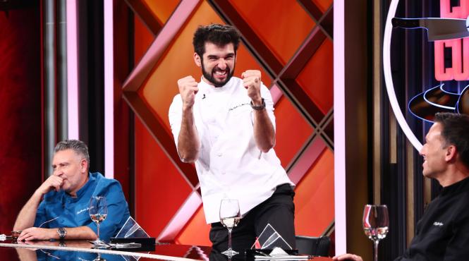chefi la cutite lider de audienta alexandru szabo a luat cutitul de aur din partea lui chef stefan iar chef richard a castigat aseara bomba