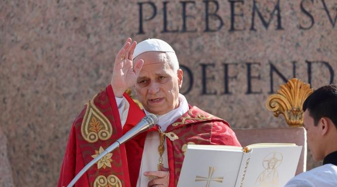 papa leon spala picioarele a 12 preoti la slujba din joia mare la vatican