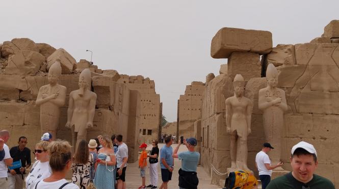 turisti incarca energetic temple egipteni daci