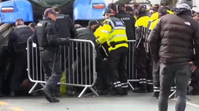 irlandezii au iesit in strada impotriva preturilor la combustibili