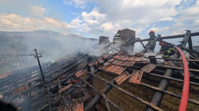 incendiu la o locuinta din nehoiu proprietarul resuscitat de pompieri