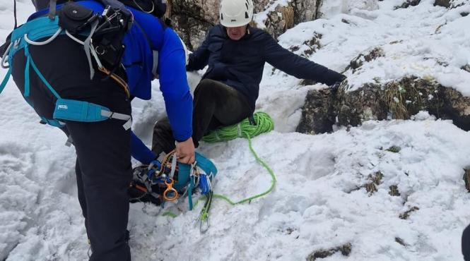 tata fiu recuperati salvamontisti zapada cheile oltetului