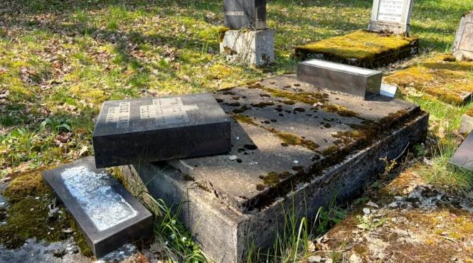 cimitir evreiesc vandalizat reghin 14 morminte profanate