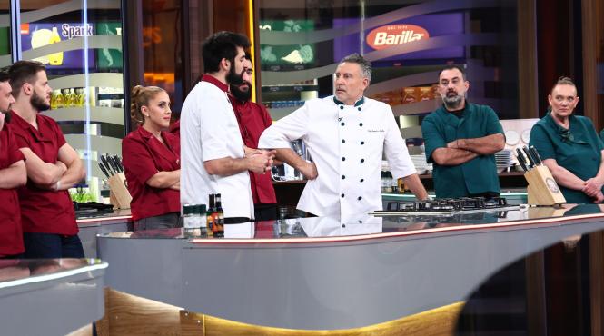chefi la cutite lider de audienta echipa lui chef orlando victorioasa in primul battle diseara concurentii asia express vin la jurizare iar individuala aduce panica n bucatarie