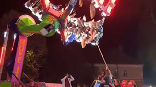 panica caransebes 14 tineri blocati capul in jos carusel 40 minute