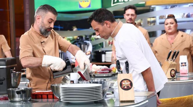 chefi la cutite lider de audienta echipa lui chef richard din nou victorioasa urmeaza proba deserturilor fine gatite cu manusi de cuptor