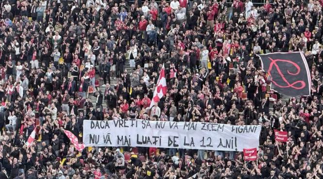 bannere cu mesaje rasiste la meciul dinamo rapid
