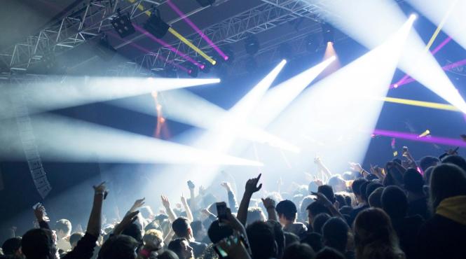 adolescenti scosi cluburi baruri discoteci ora 22