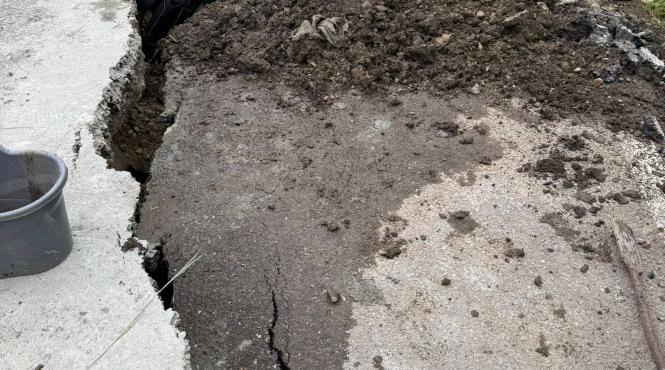 pamant surpat vaslui trei familii blocate alunecare teren