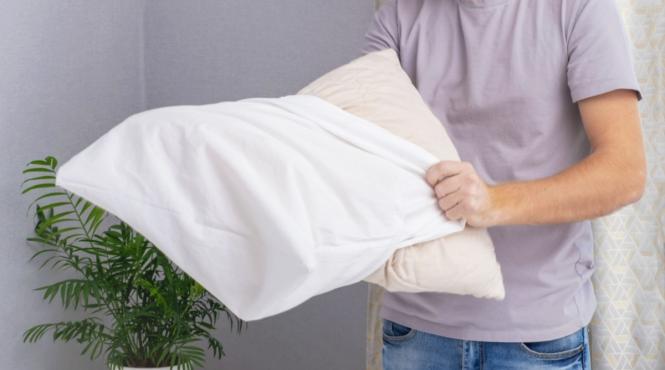 trucuri simple perne albe pufoase cum speli corect acasa