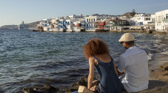 insula din grecia unde romanii cumpara case de vacanta
