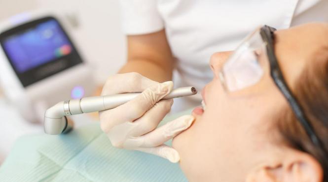 implant dentar vs proteza mobila diferentele si criteriile de alegere explicate de specialisti