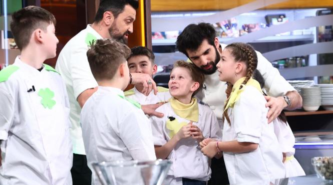 copiii au misiunea de a reda povesti celebre in farfuriile lor si traiesc experienta antrenanta a primei amulete aruncate n joc diseara la chefi la cutite viitorul are gust