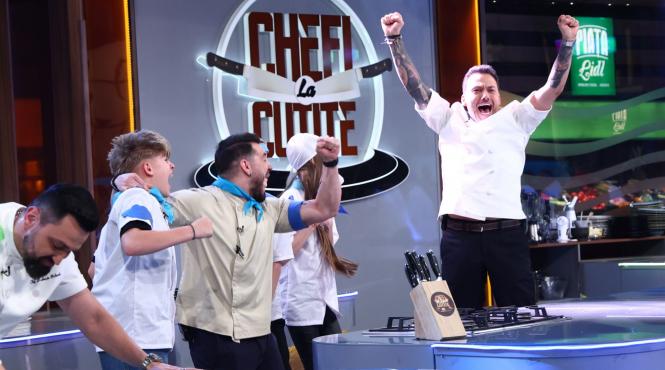 echipa lui chef stefan a castigat ieri battle ul tunicile albastre fiind primele semifinaliste copiii chefilor vin la degustare in semifinala chefi la cutite viitorul are gust