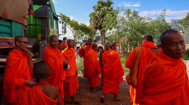 copil 11 ani camioneta calugari accident thailanda opt morti