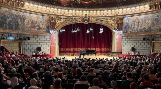 horia mihail a incheiat la ateneul roman in fata unei sali arhipline cea de a 16 a editie a turneului national pianul calator