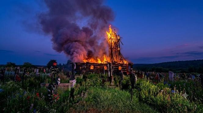 incendiu violent biserica lemn maramures flacarile cuprins turla 25 metri